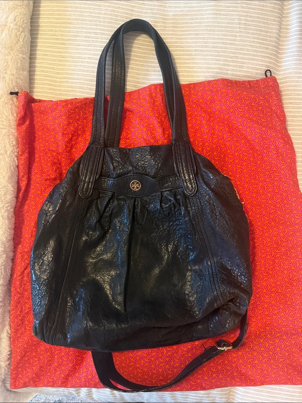 Tory Burch Black Leather Shoulder Bag with Logo Accent